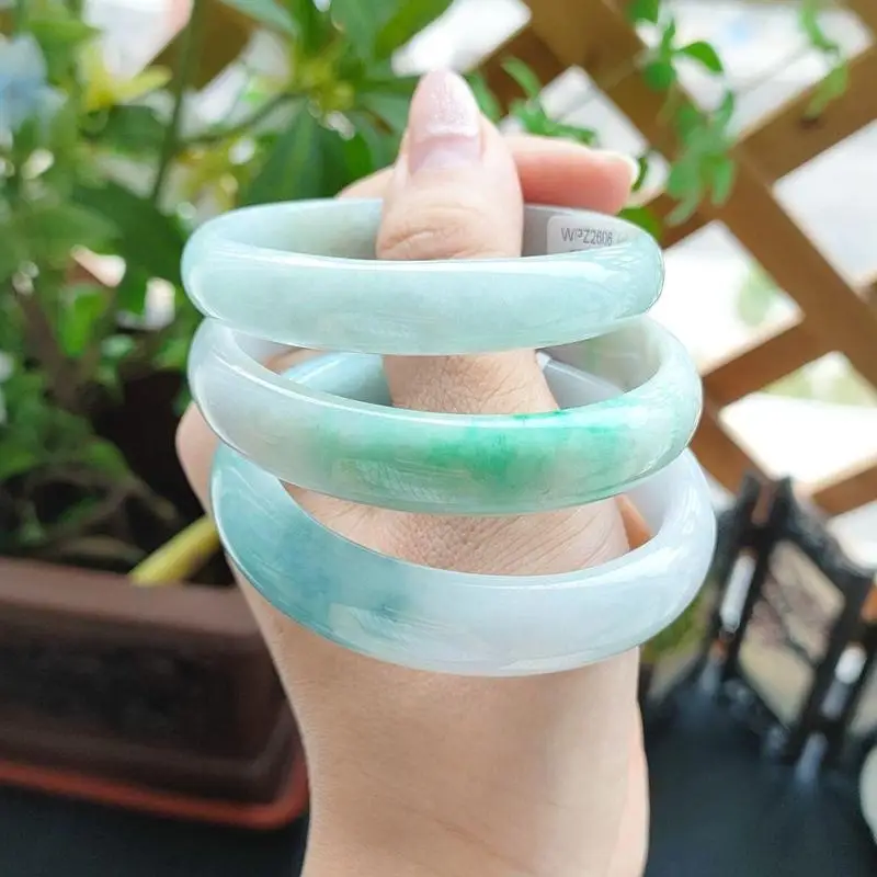 Jadeite fine, smooth texture, lustrous, with vibrant hues and floral patterns, oil-green, imperial consort style bracelet
