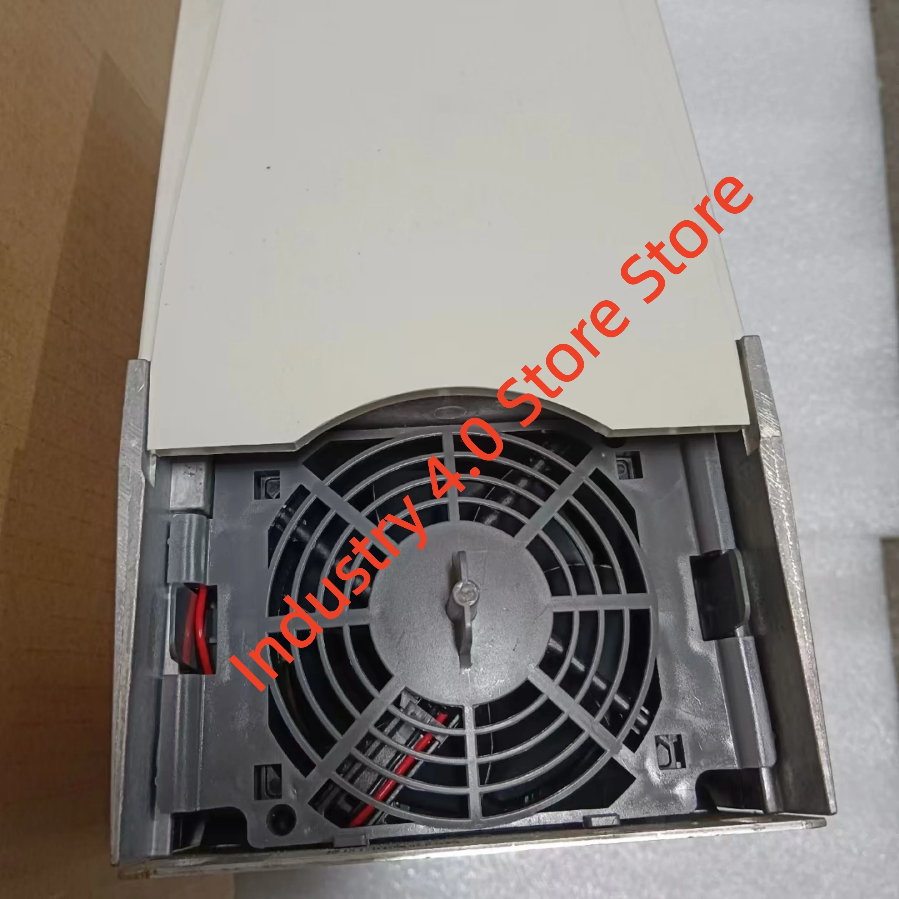 

Новый оригинальный инвертор ACS550-01-03A3-4 ACS550-01-05A4-4