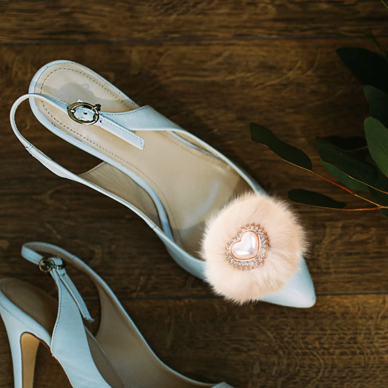 2Pcs High Heel Shoe Clips Handmade Removable Shoe Buckle Elegant Pompom Decoration for Bridal Party and Daily Wear