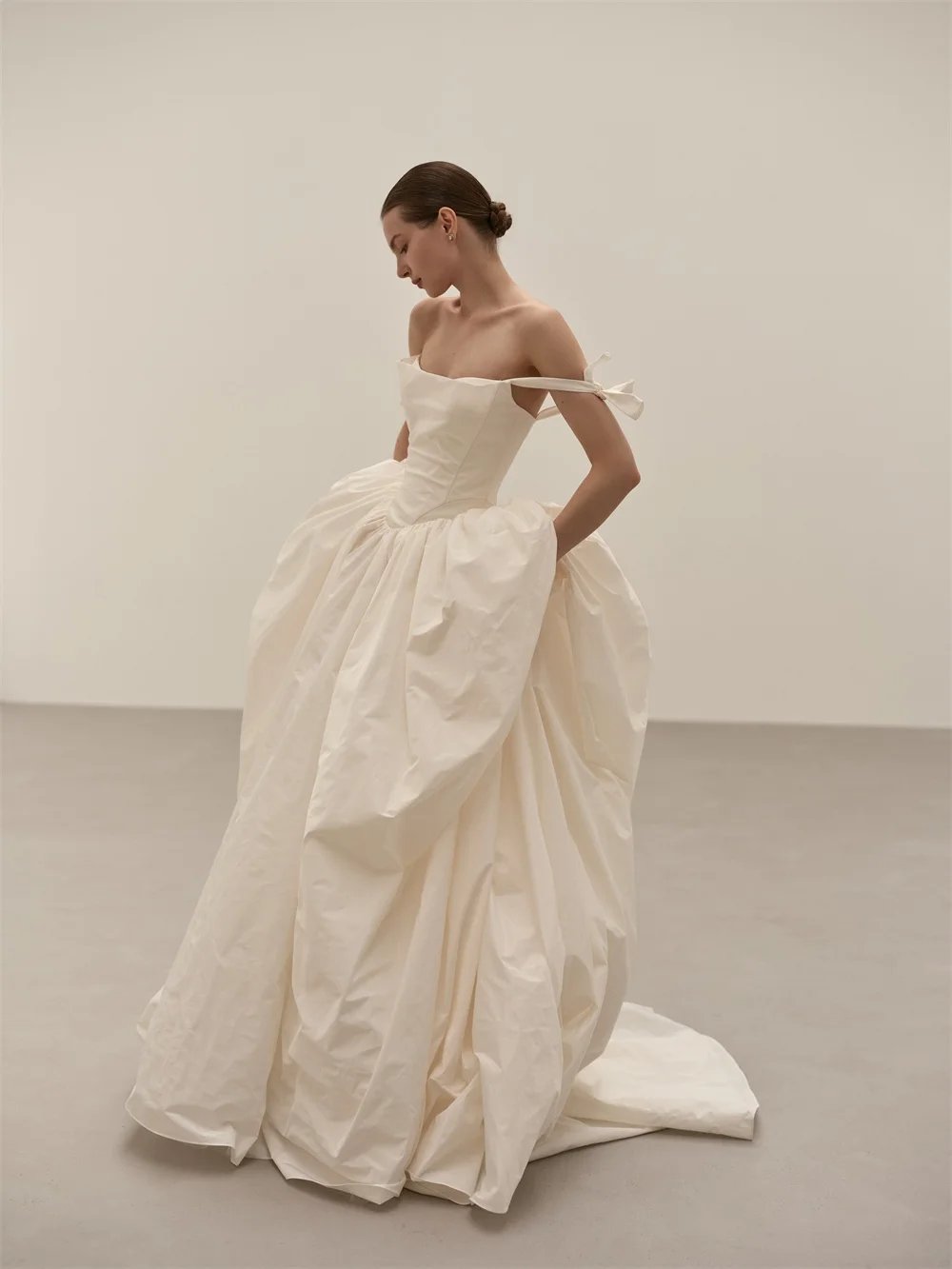 Customized White Off Shoulder Satin Wedding Dress Sleeveless vestidos de noche Elegant A-Line Court Train robe de mariée
