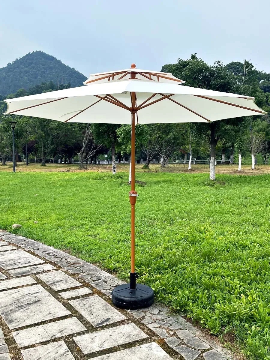 

Outdoor sunshade umbrellas are displayed on half of the outdoor courtyard garden, with sun umbrellas on the side.