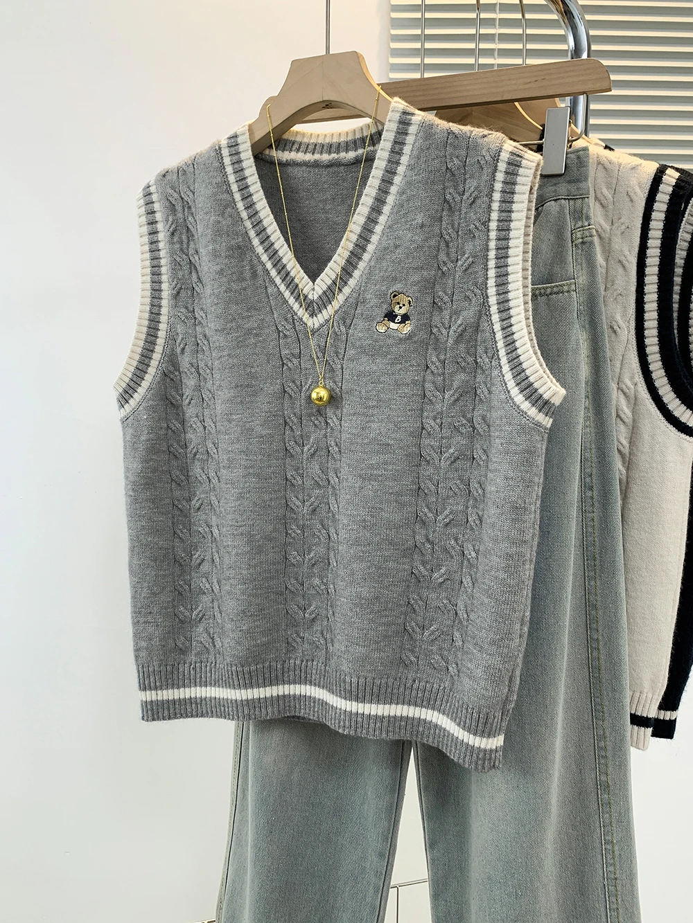 Korean Cute Sweater Vest Women Short Jacquard Cartoon Embroidery Sweet Girls All-match Japanese Fashion Slim Knitted Autumn Chic