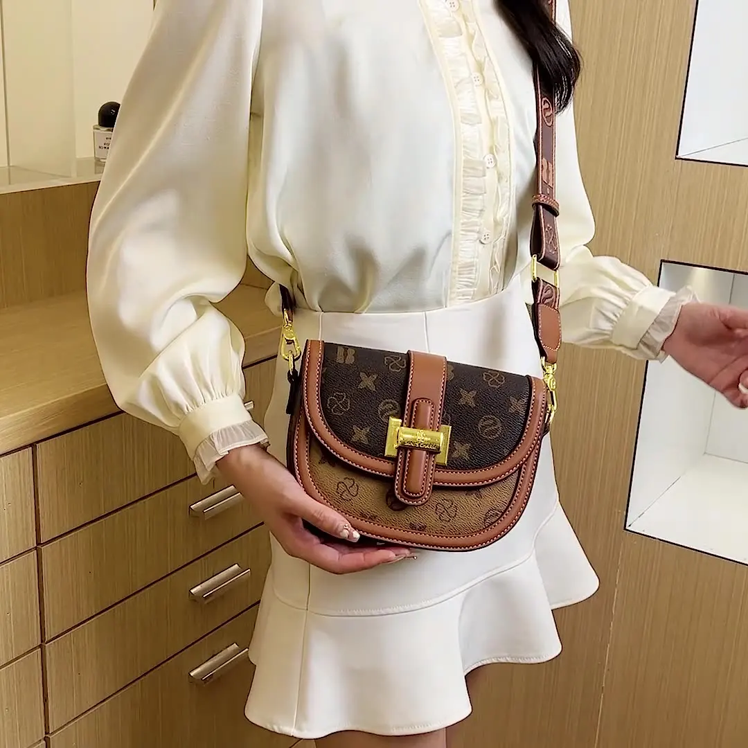 

2024 New original design old age saddle women's bag advanced sense niche tofu bag Crossbody shoulder underarm bag M003