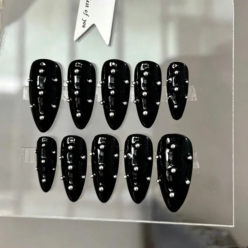 10 Stück Schwarze Coole Handgefertigte Aufklebenägel, Lange Mandelform, Wiederverwendbare Künstliche Nägel für Damen, Elegante Press-Ons mit Kugelstahl-Design