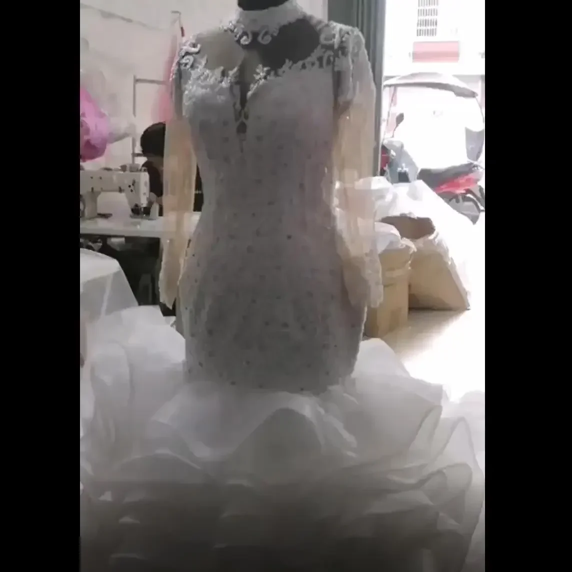 ชุดแต่งงานประดับคริสตัลวิบวับแบบสั่งทำพิเศษ แขนยาวผ้าออร์แกนซ่าหลายชั้น