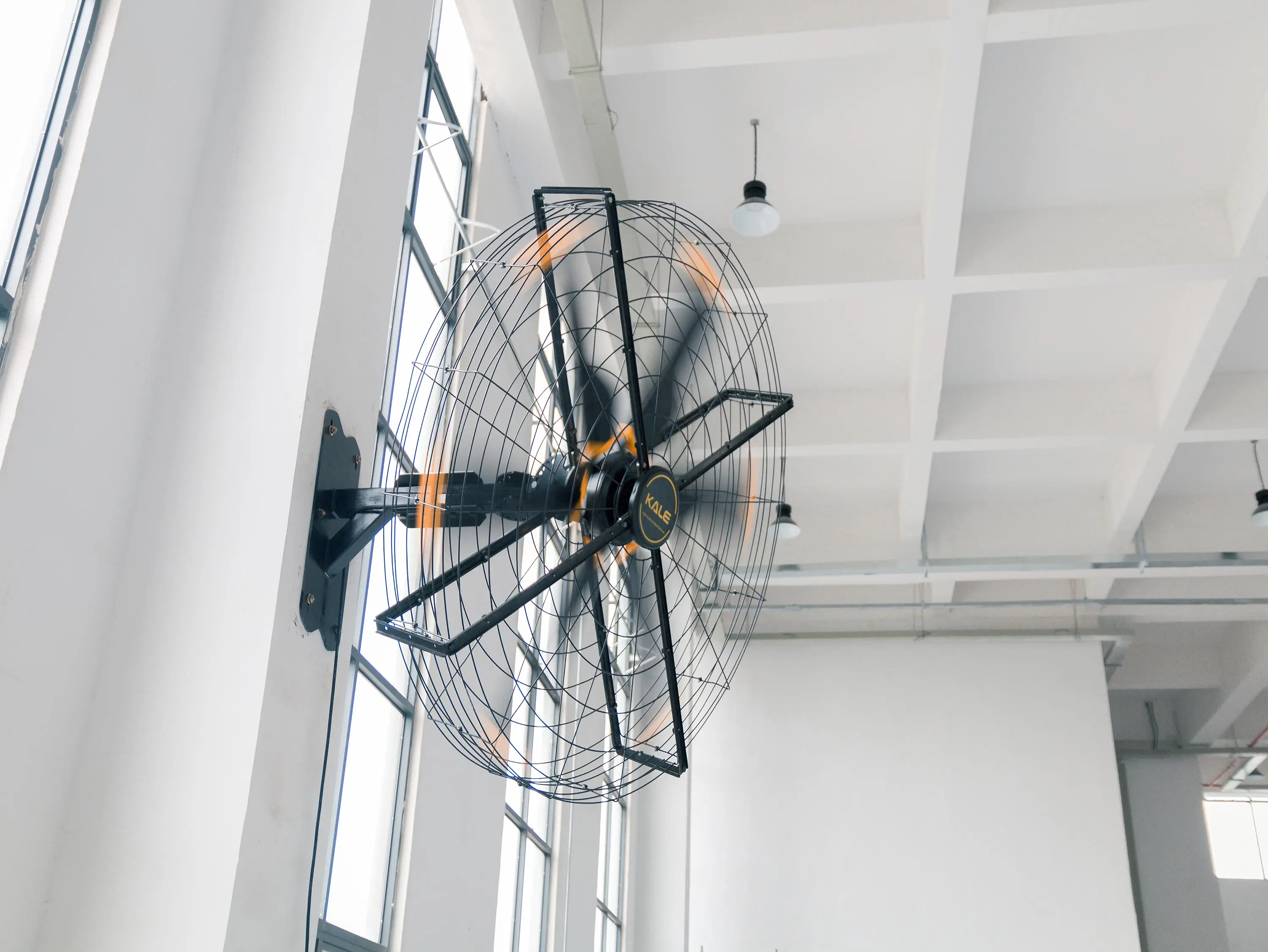 مروحة صناعية شديدة التحمل مثبتة على الحائط 320 دورة في الدقيقة HVLS للصالة الرياضية