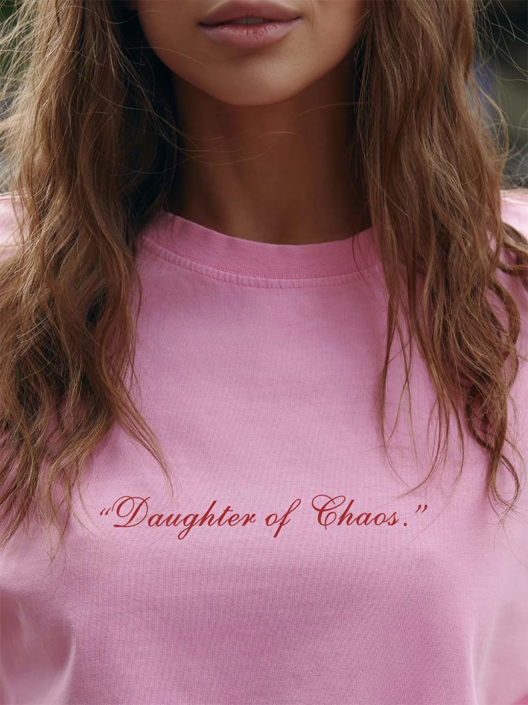 Camiseta blanca para mujer con estampado Daughter of Chaos, camiseta con eslogan, camiseta de algodón de verano, camiseta de moda con mangas caídas