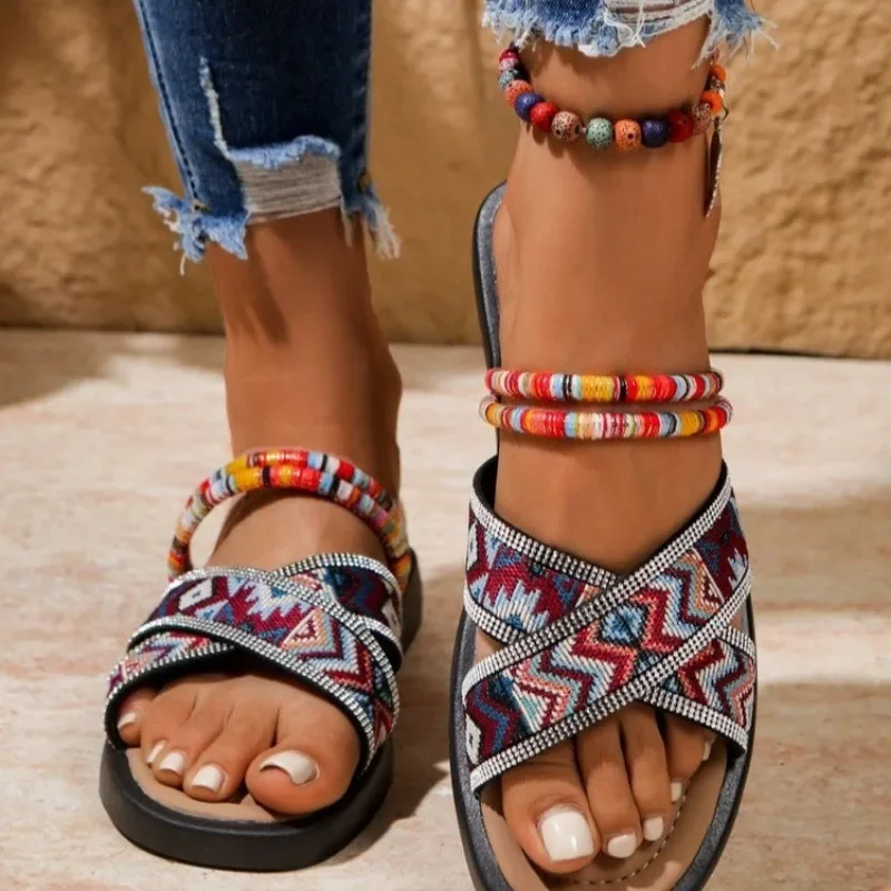 Лето 2024, женские разноцветные босоножки на низком каблуке, повседневные уличные универсальные тапочки для пляжных путешествий и повседневные модные тапочки
