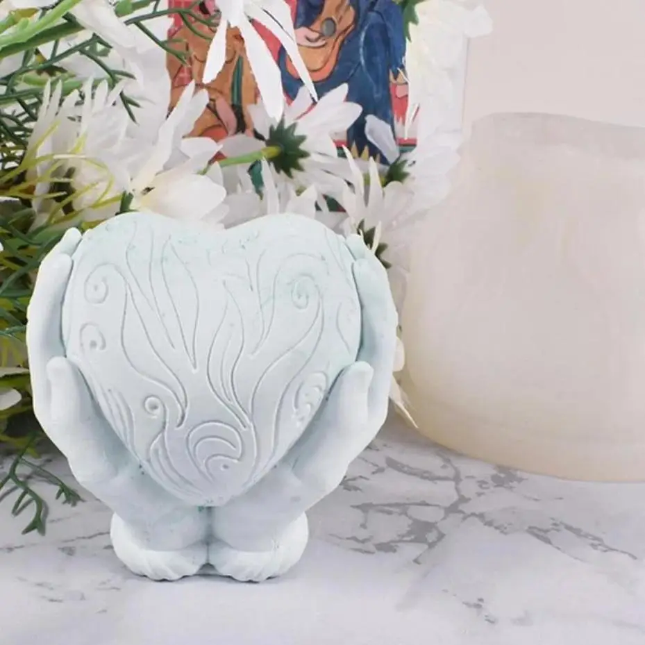 Creative New Carved Heart Love Candle Mold Two-hand Holding Design Silicone Mould For Candle Soap Chocolate Making Wedding Gift