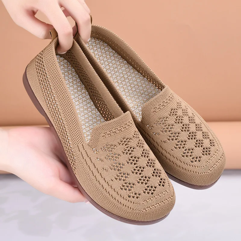 Summer New Women's Middle-Aged Mother Shoes Casual Old Beijing Cloth Shoes 2026 Style Middle-aged Women's Footwear