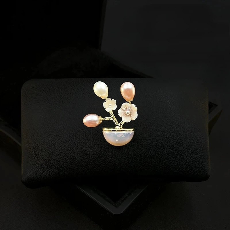 Fashion Peach Blossom Brooch Women's Luxury Pearl Suit Neckline Shell Flower Collar Pin Fixed Clothes Accessories Jewelry Gifts