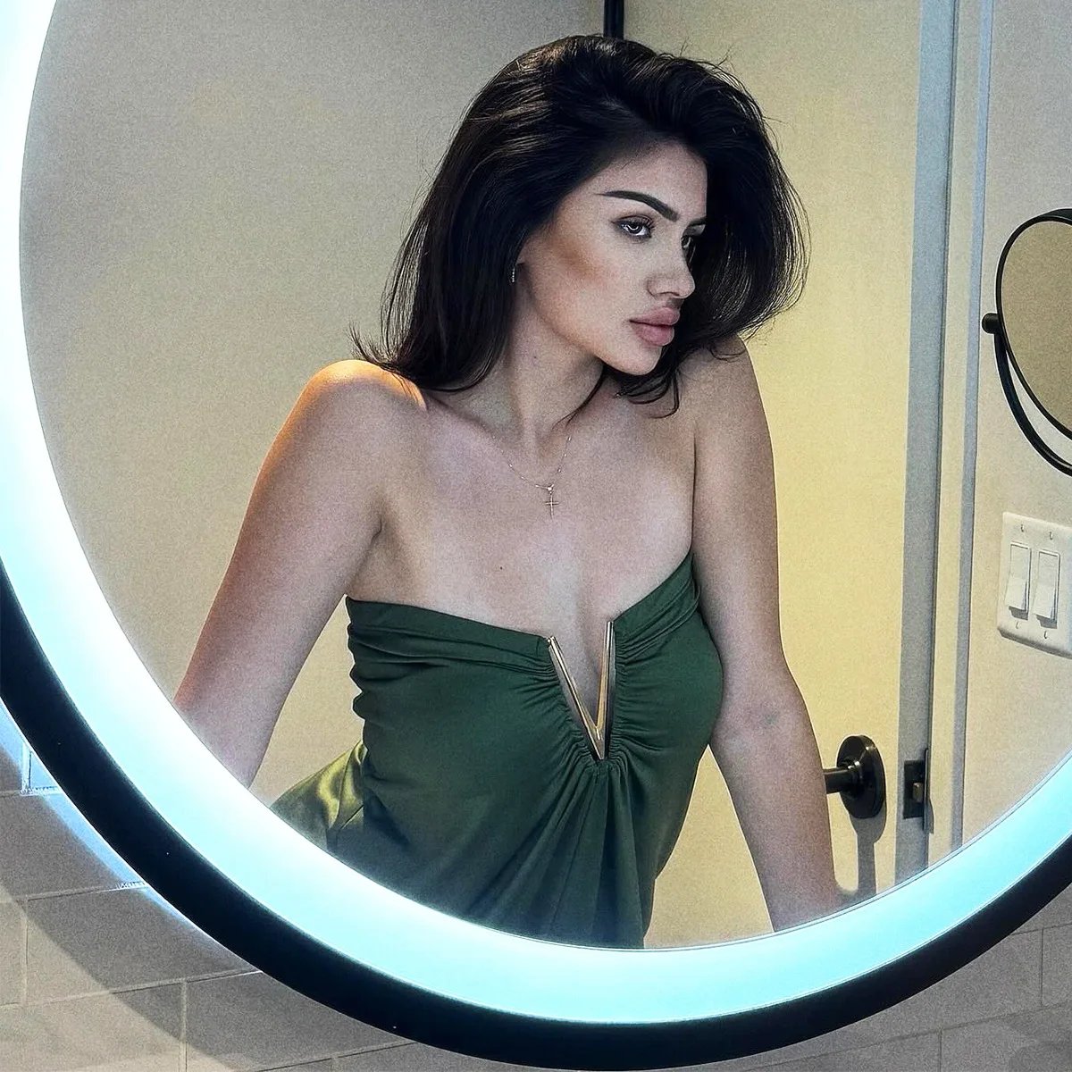 セクシーなストラップレスオフショルダーサテンマキシドレス レディース ノースリーブ ソリッドグリーン フェアリーサンドレス 2025 夏の夜 プロム エレガントな服