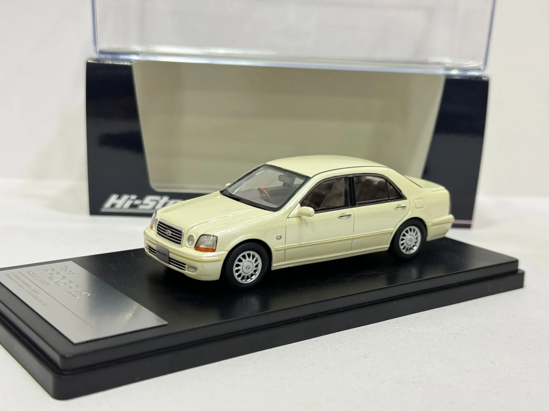 

Модель автомобиля Toyota Progres из бежевой смолы в масштабе 1/43 от Flaws Hi Story