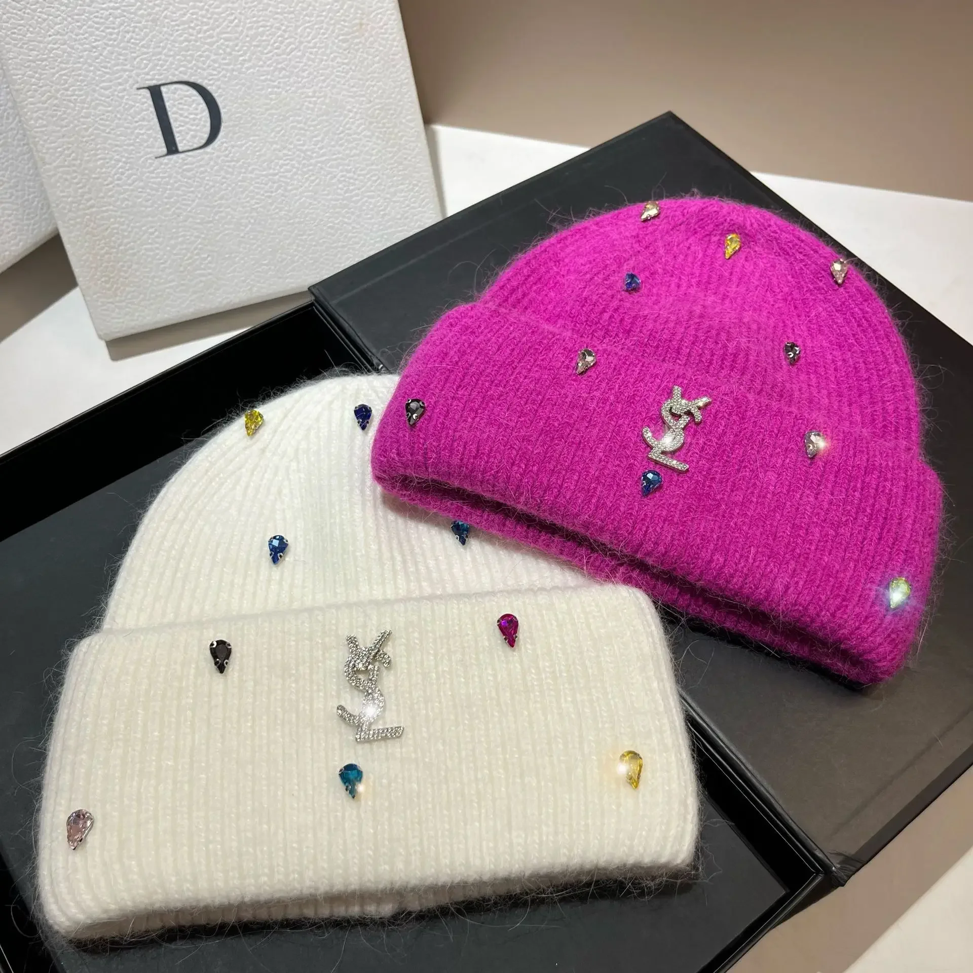 ​ 2025 Новая женская вязаная шапка из кроличьего меха - блестящие стразы в корейском стиле, защита ушей нишевого дизайна, теплая зимняя шапка ​