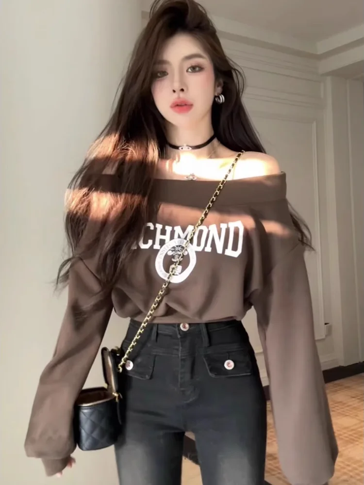 

Женская толстовка в американском стиле с открытыми плечами и длинными рукавами, новинка весенней коллекции, свободный крой, с буквенным принтом, повседневная уличная одежда