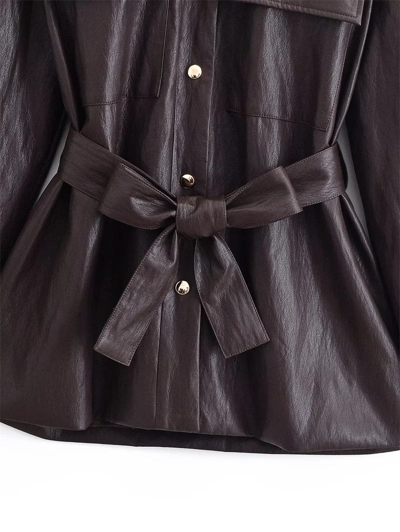 سترة نسائية 2025 موضة جديدة لخريف وشتاء حزام بني سترة من الجلد الصناعي سترة أنيقة للسيدات