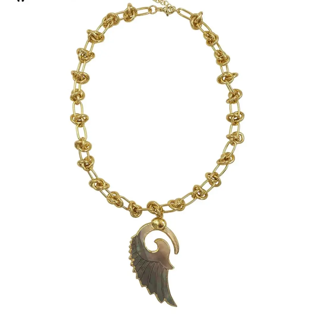 WT-JN319 New Vividly White And Grey Feather Shape Pendant With Yellow Brass Knot Design Short Necklace Girls Camisole Accessory