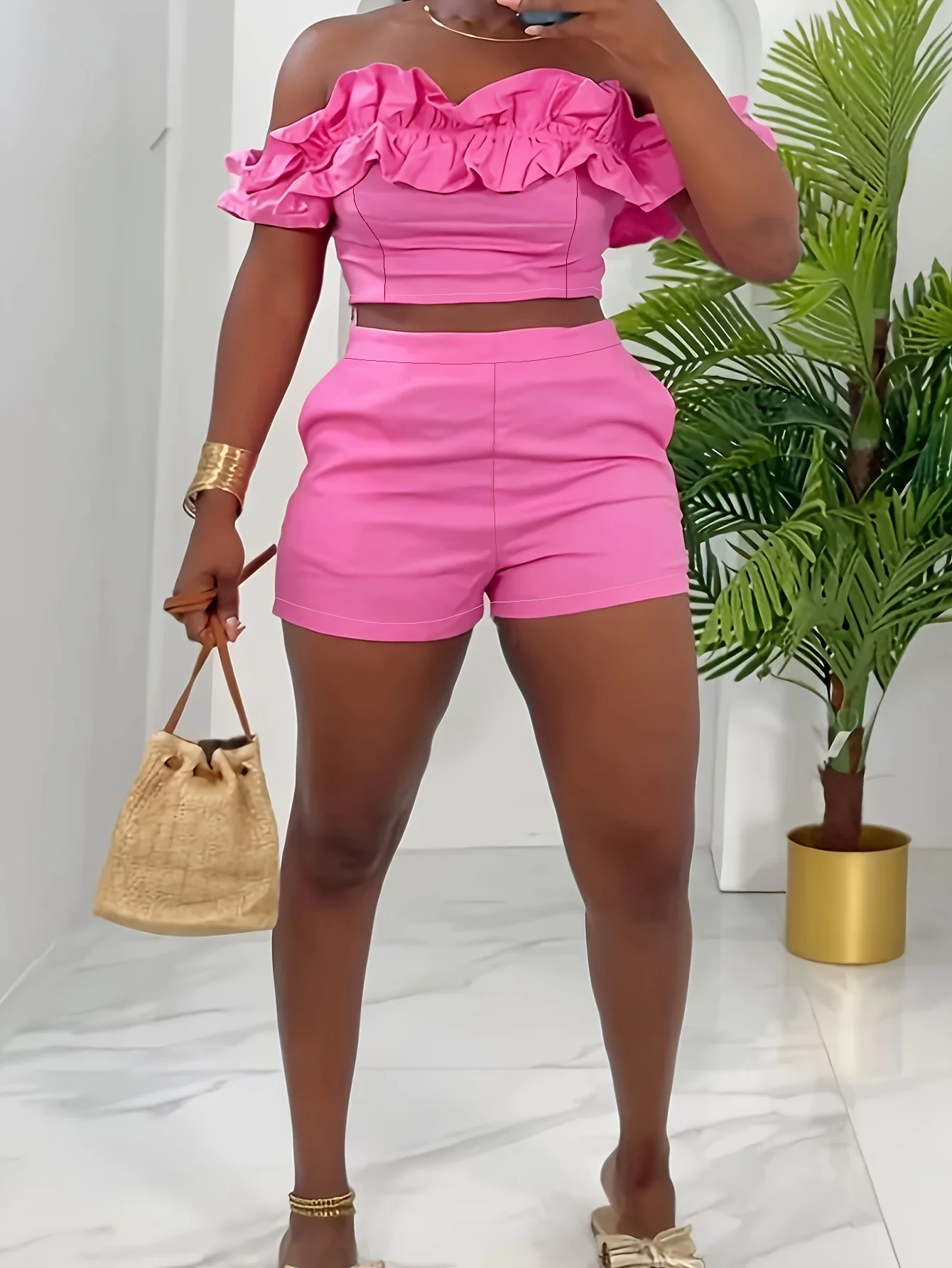 Conjunto chique de blusa cropped com babados e shorts de cintura alta combinando – roupa de verão pronta para férias