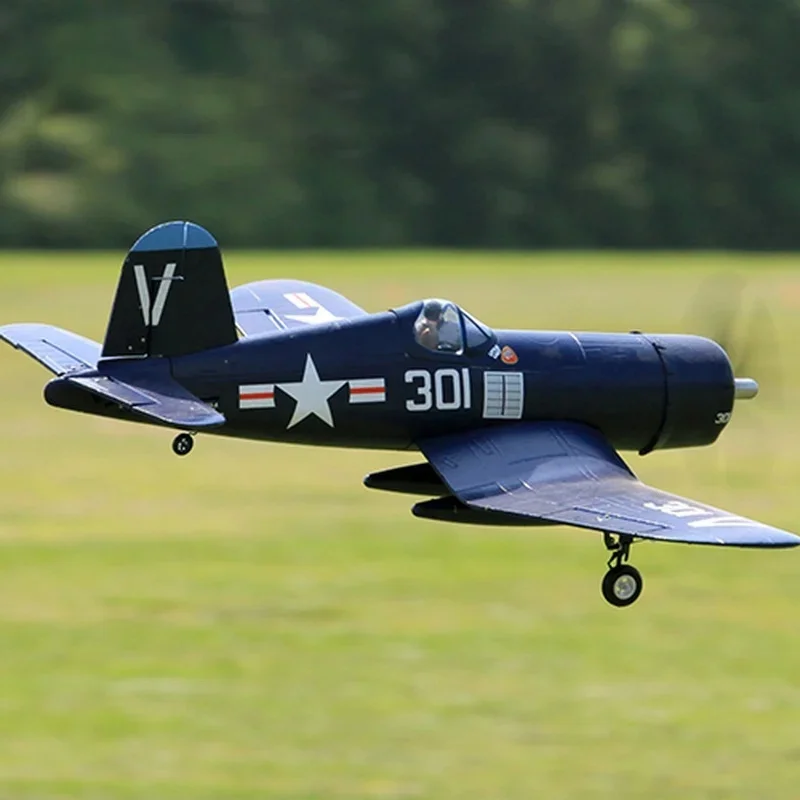 Радиоуправляемая модель самолета FMS 800 мм F4U «Пират» в стиле самолетов Второй мировой войны, выглядит как настоящая модель самолета с неподвижным крылом.