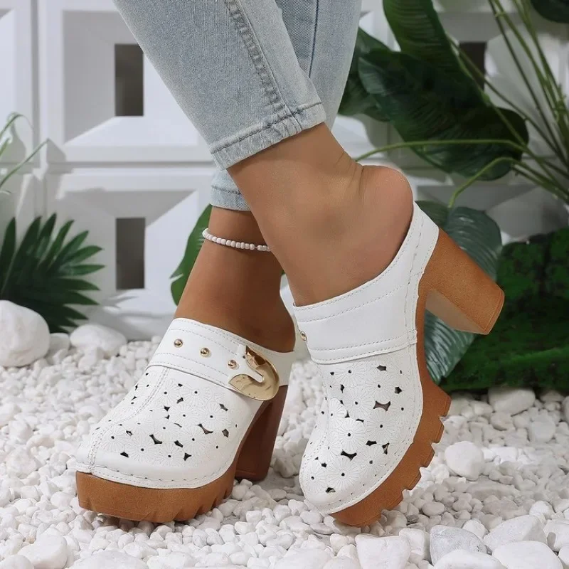 Damen Cut-Out Plateau-Mules mit klobigem Absatz, rutschfeste Metallschnalle, geschlossene Zehenpartie, atmungsaktive Slip-on High-Heel Clogs für den Alltag – Detail 2