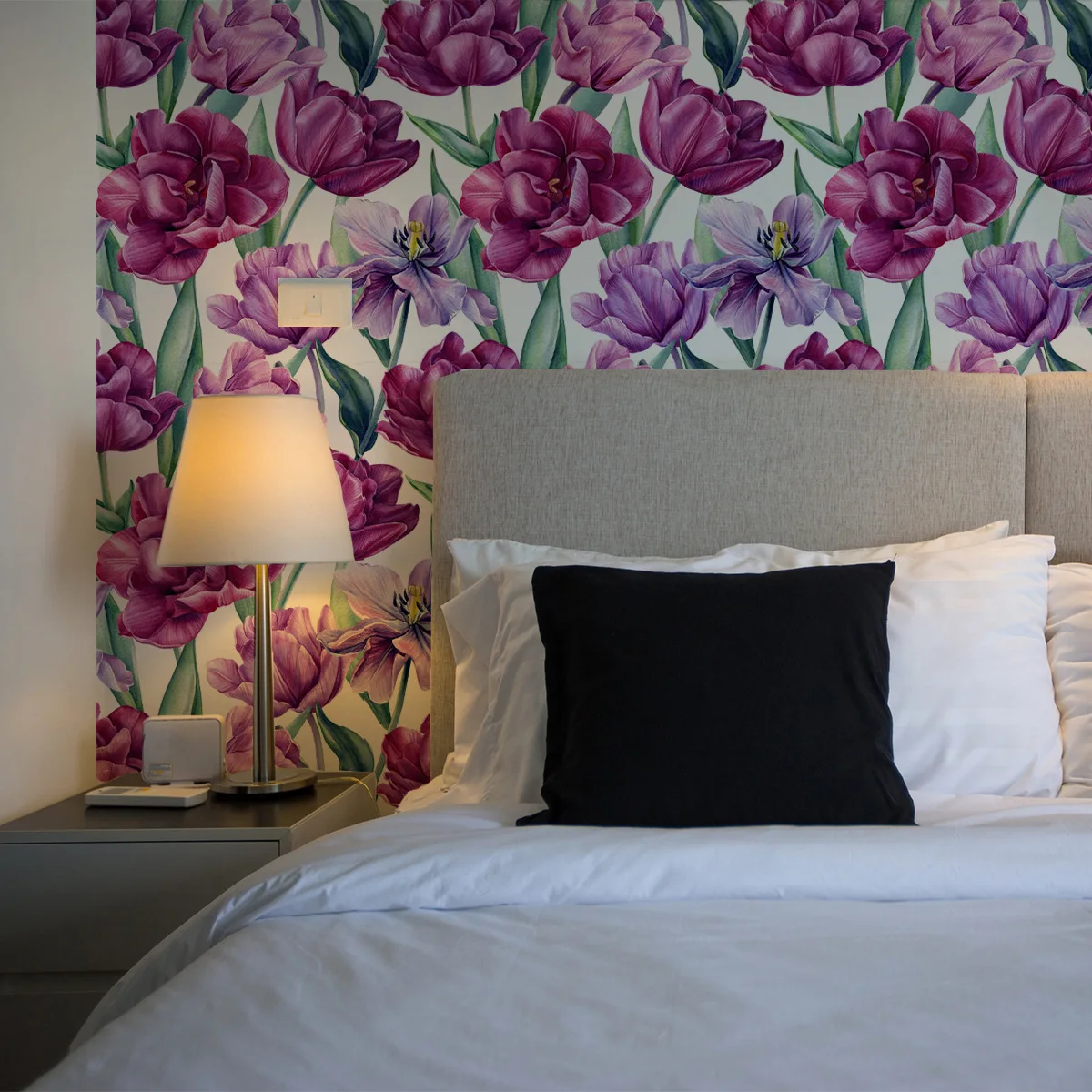 

Hand-Painted Watercolor Tulip Wallpaper - Artistic Floral Decor for Bedroom & Living Room