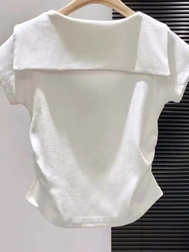 

Новый летний дизайн: приталенный топ в полоску с открытыми плечами, темно-синим воротником и V-образным вырезом — идеальный выбор для стильных женщин.