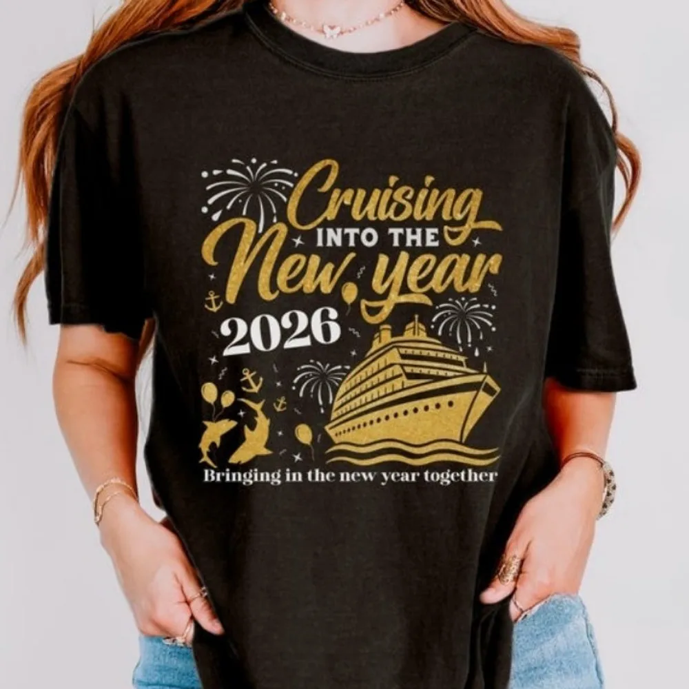 

Cruising Into The New Year 2026 Круизная футболка для новогодней вечеринки, футболка унисекс для женщин и мужчин, новогодняя рубашка, уличная модная уличная одежда