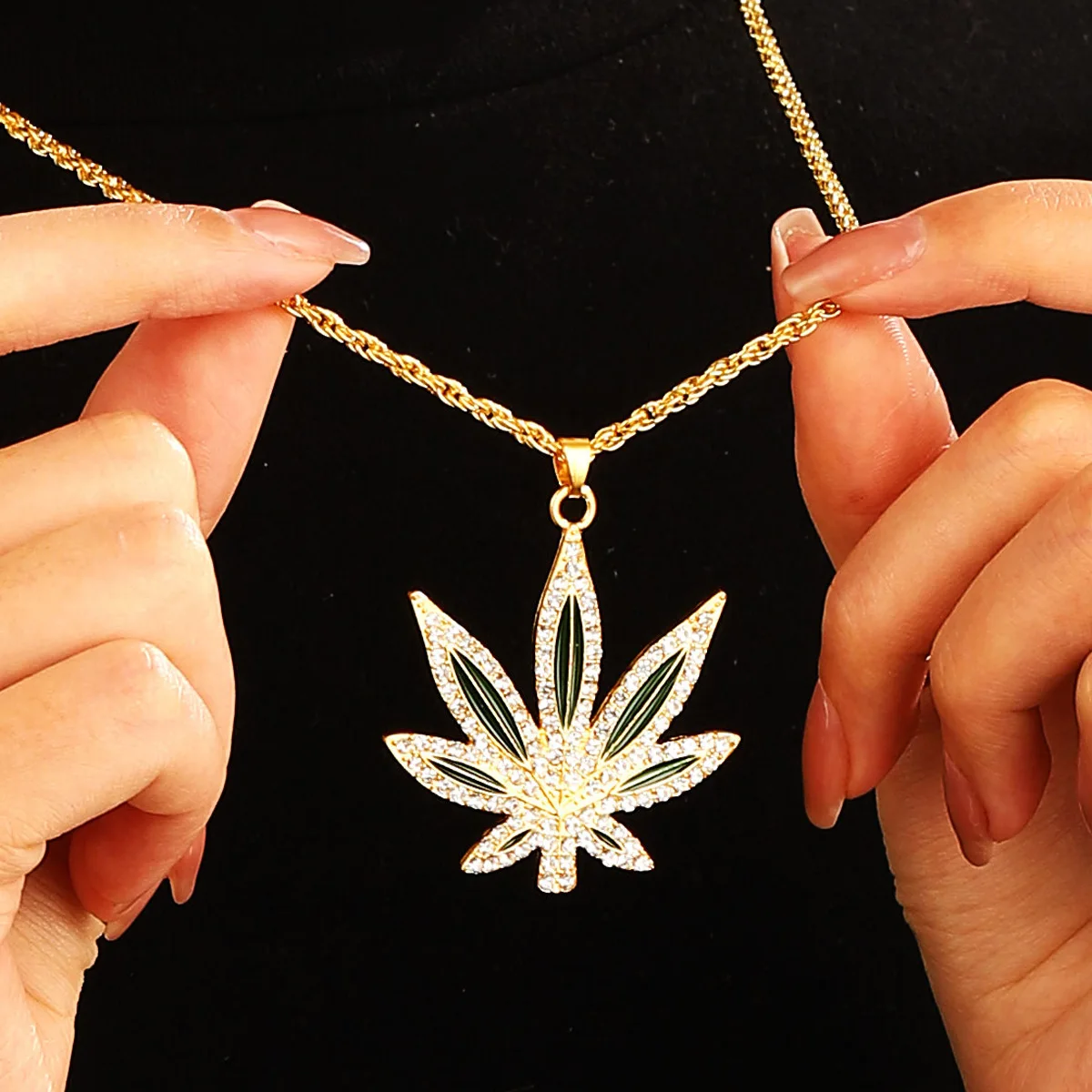 New Diamond Maple Leaf Pendant Necklace Personalized Fashion Niche Trend Holiday Party Girl Clavicle Necklace Jewelry Gift