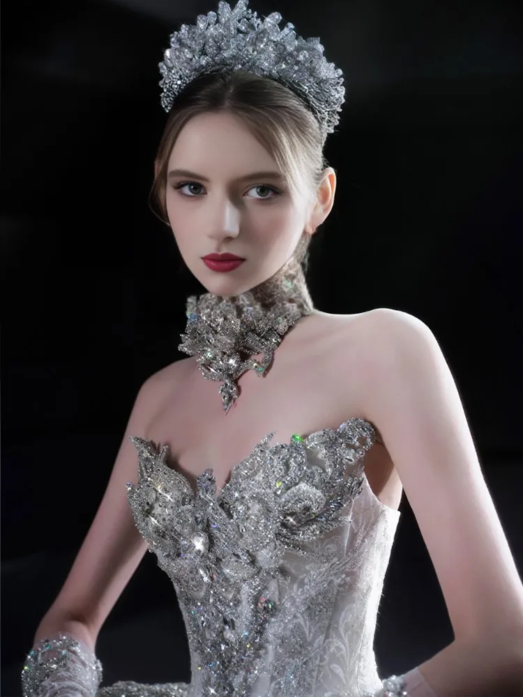 Un nuevo vestido sin tirantes resistente con tela principal y cola grande.