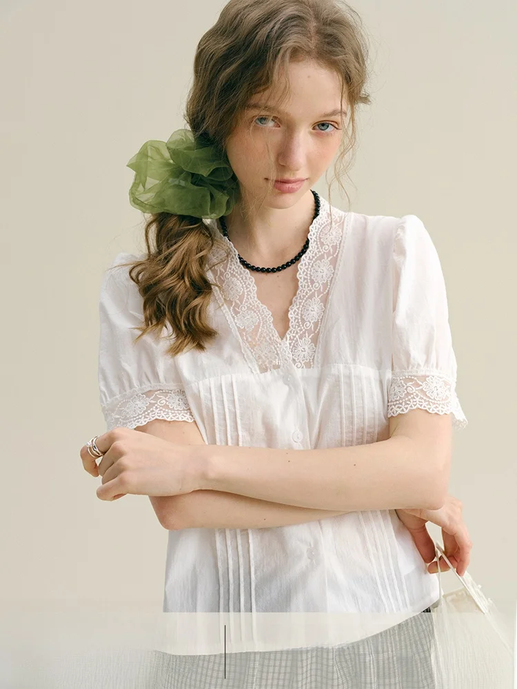 

Летняя универсальная блузка Rina Berry с кружевной отделкой, плиссировкой, V-образным вырезом и коротким рукавом, однотонная, из чистого хлопка, для повседневной носки.