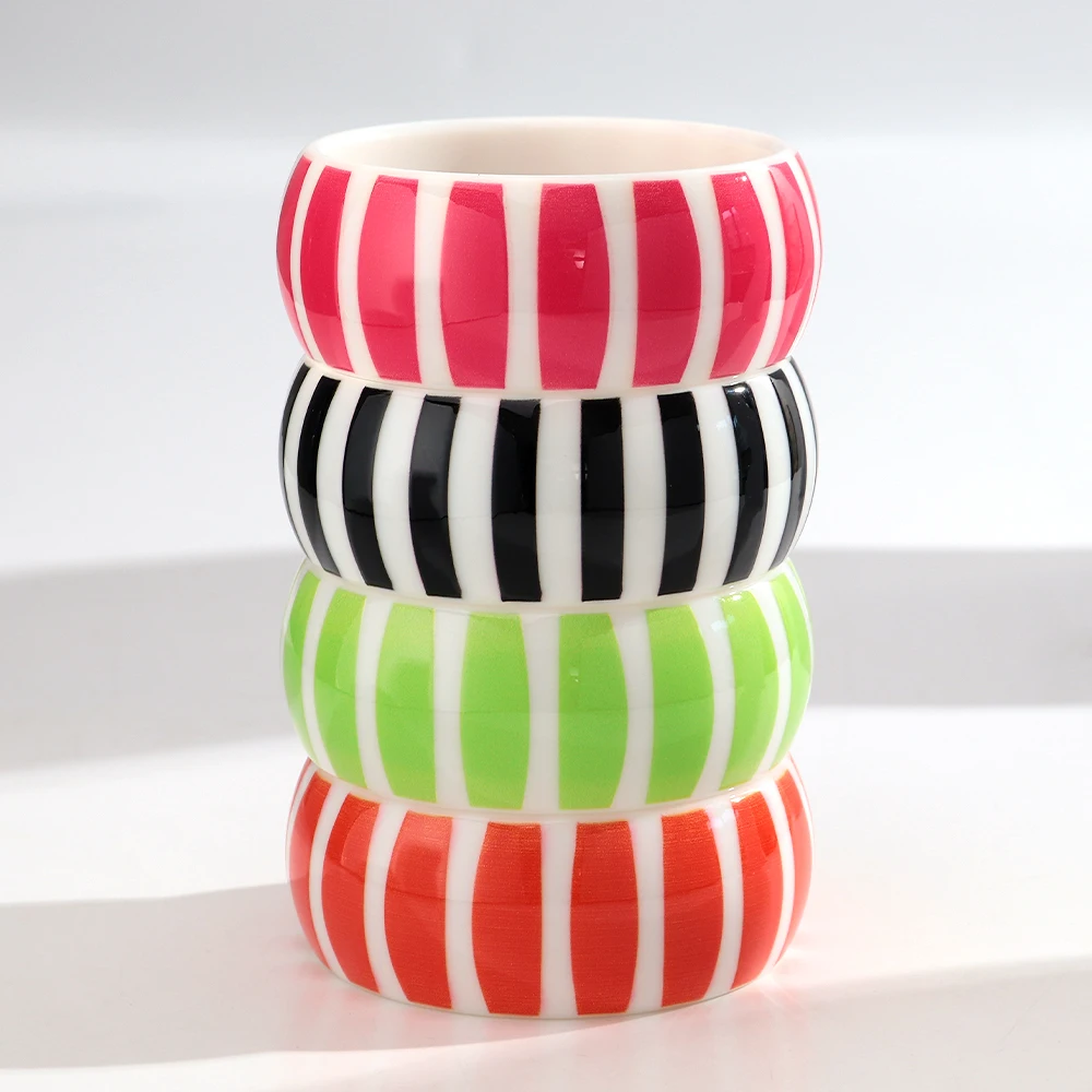 Neue Bunte Harz-Armreifen mit Breiten Vertikalen Streifen, Einfache Geometrische Runde Stapelbare Acryl-Armreifen, Damenschmuck Geschenke – Detail 1