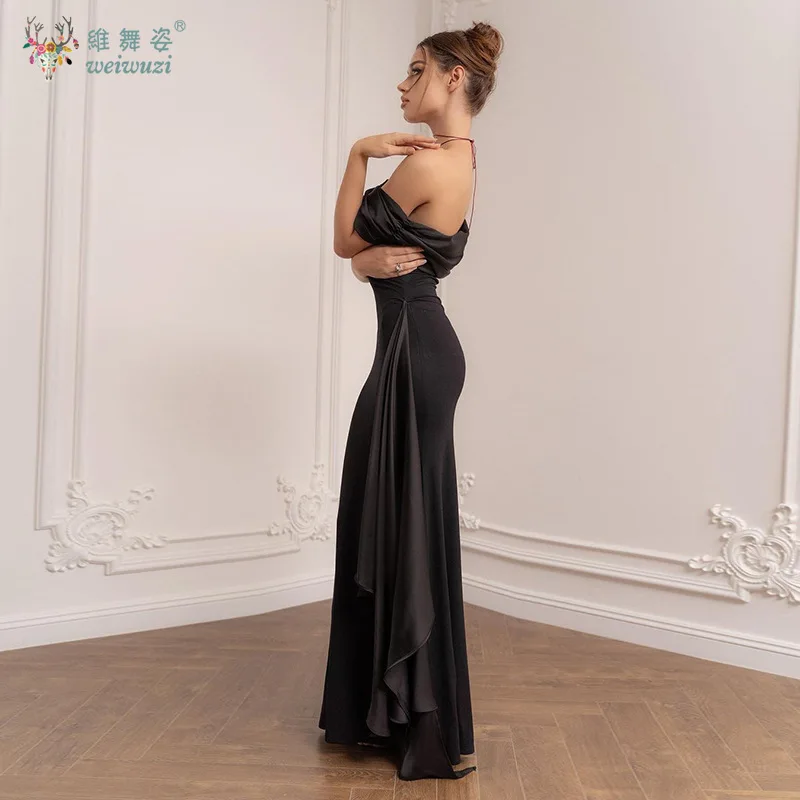 세련되고 모던한 사선 넥라인의 원숄더 머메이드 이브닝 드레스, 허리 부분이 조임된 타이트 핏 이브닝 드레스