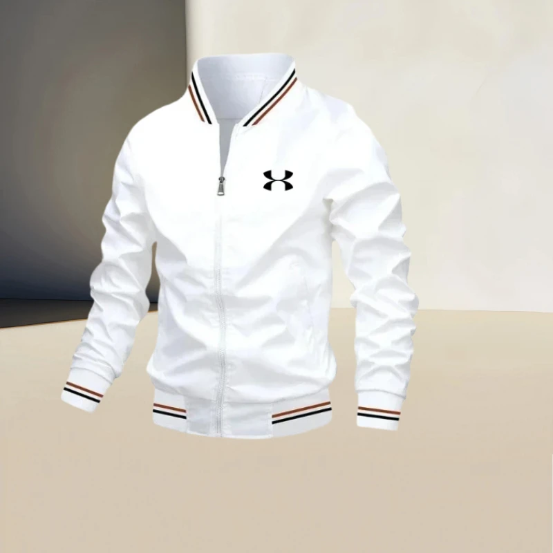 

This men's fall-winter waterproof jacket is a jacket with good breathability and a loose fit. It also features a lightweight out