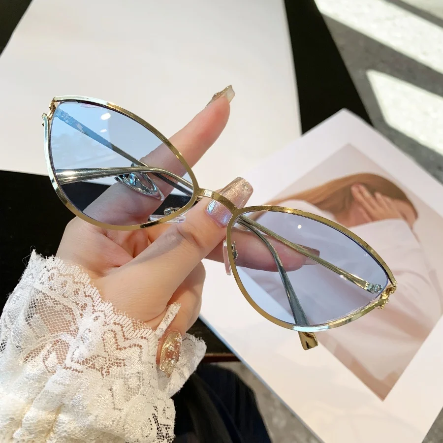 1Pc frauen Sonnenbrille Neue Stil Persönlichkeit Kleine Rahmen Metall Cat Eye Modische Design Stilvolle Konkave Form Geschenk Geeignet fo