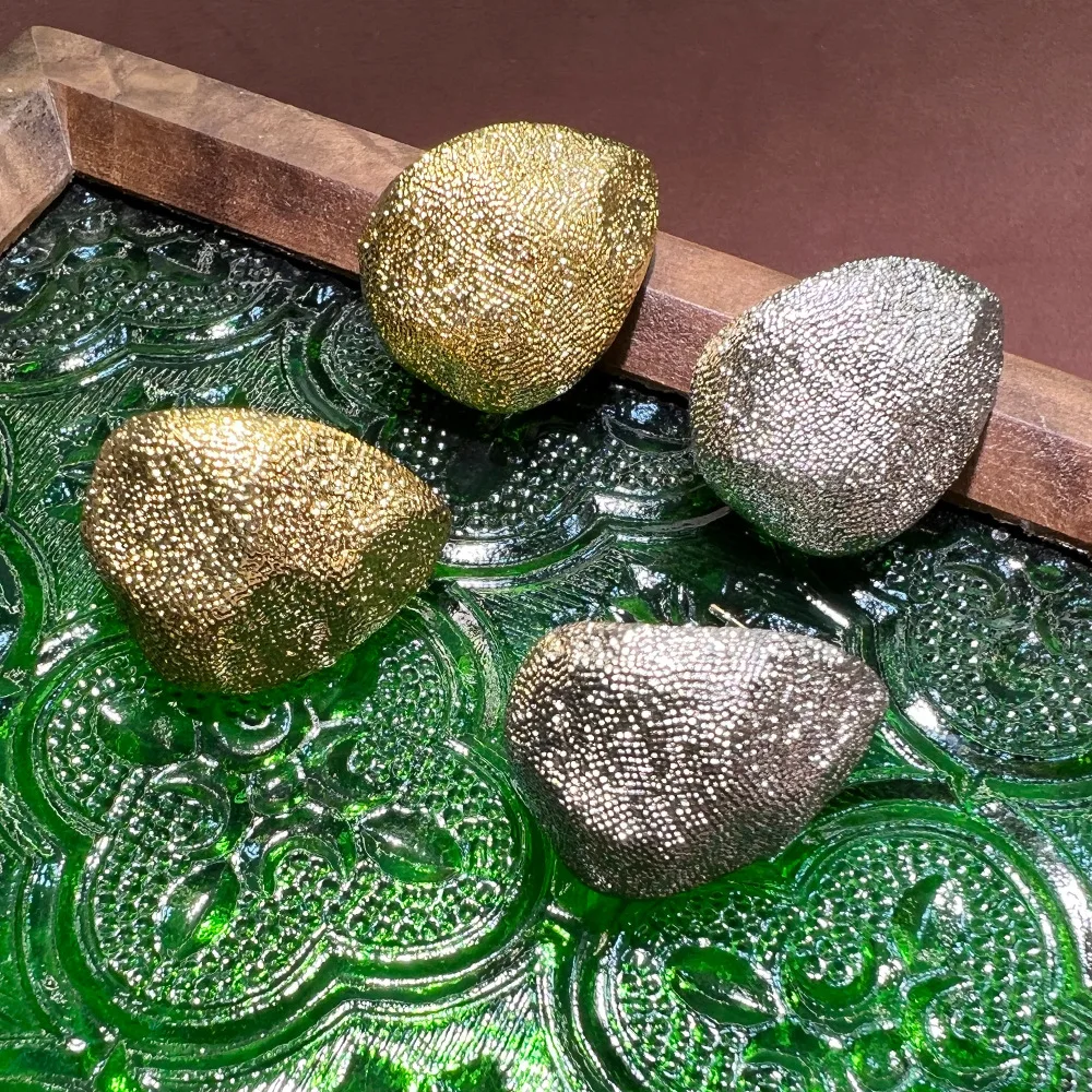 

Light luxury minimalist 18K texture pattern beanie stud earrings, niche design sense versatile commuter S925 advanced sense earr