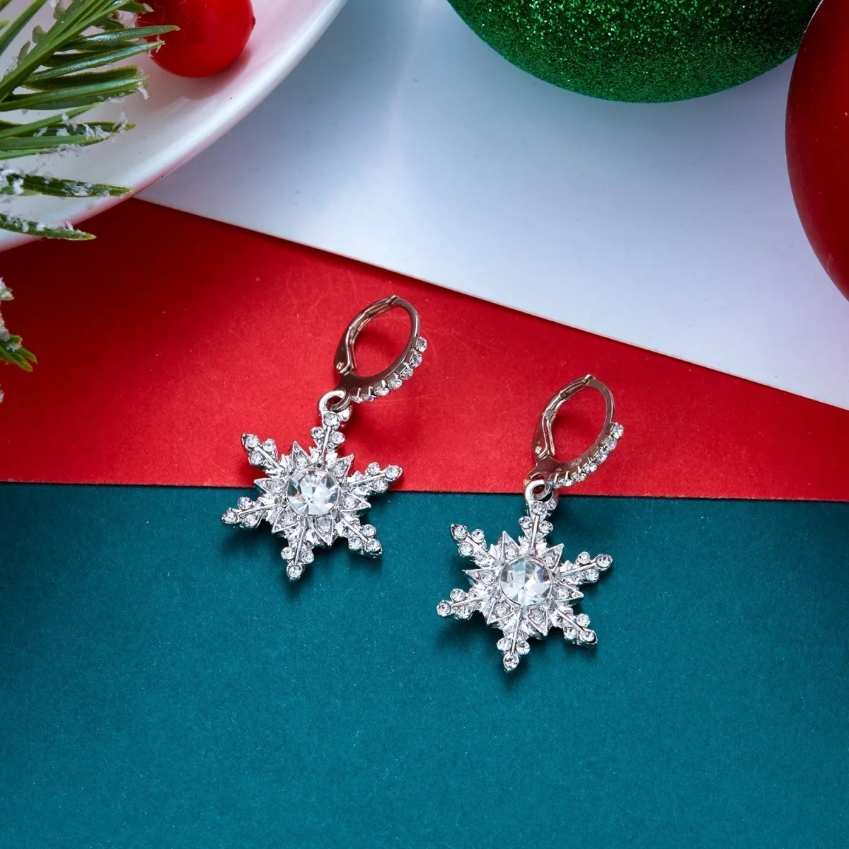 Weihnachtliche funkelnde Strass-Ohrringe mit simulierten Perlen und Schneeflocken für Damen, Neujahrsparty, Schneeflocken-Ohrringe, Feiertagsschmuck – Detail 25