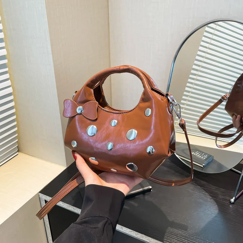 

Сумочка в стиле панк в евро-американском стиле 2025 года, летняя летняя сумка с шипами, сумка через плечо через плечо