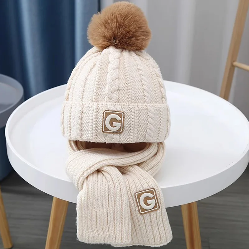 2-teiliges Set aus warmen gestrickten Kindermützen und Schals, niedliche Strickmützen mit Buchstabenmuster, bequeme warme Schals für Jungen und Mädchen im Alter von 2-8 Jahren für Herbst und Winter. – Detail 4