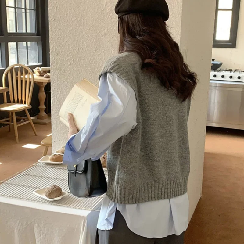 سترة نسائية موضة 2025 بدون أكمام سترة خريف جديدة أنيقة على شكل حرف v محبوكة سترة خريف غير رسمية فضفاضة قصيرة تريكو