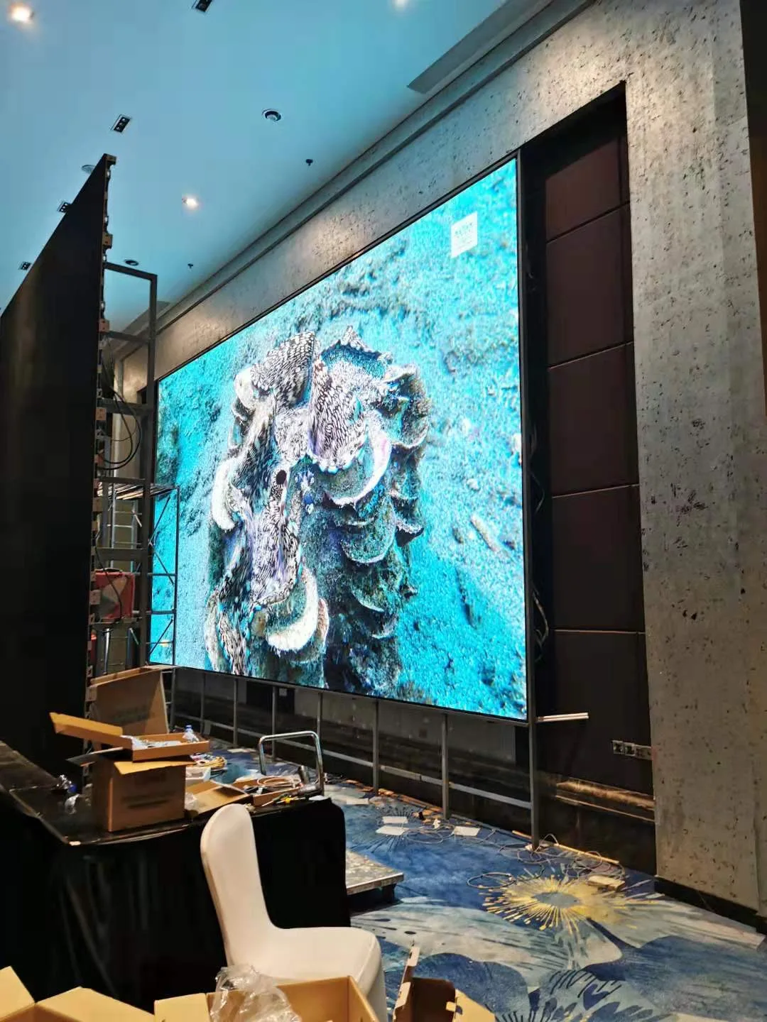 Segnaletica e display digitali per pareti video con schermo a colori gigante a colori, passo 1,86 mm 2,5 mm 3,076 mm 4 mm per interni su misura in fabbrica