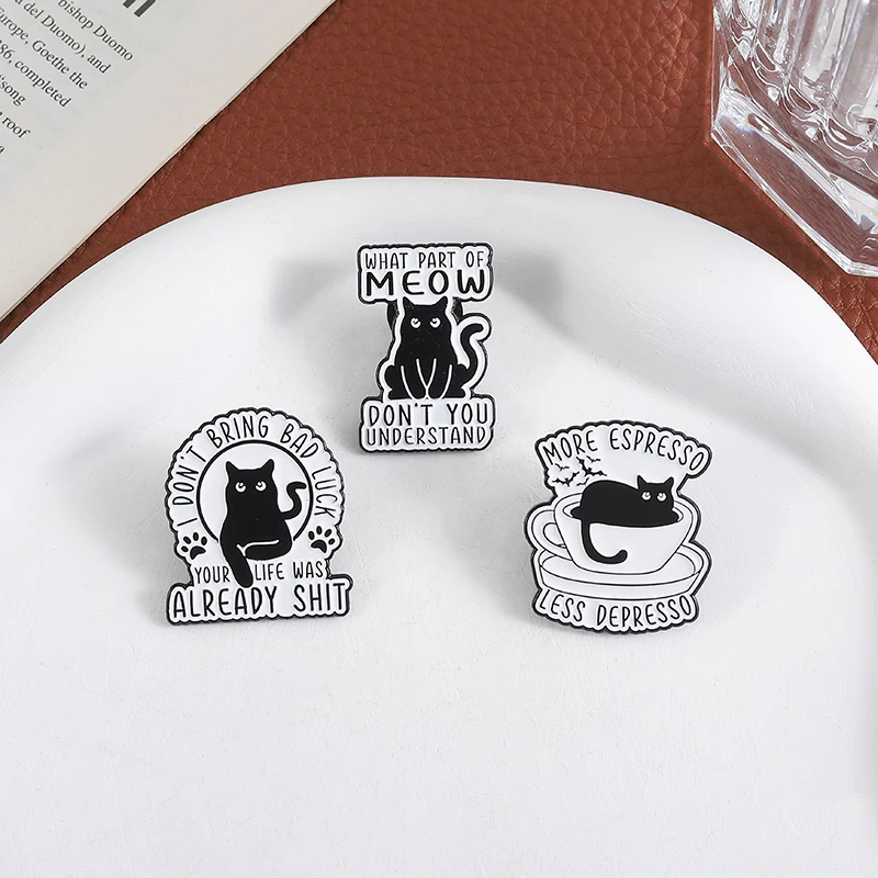 Emaille-Anstecknadeln mit schwarzen Katzen-Kaffee-Zitaten „I Don't Bring Bad Luck“-Brosche, Abzeichen, Rucksack-Anstecknadel, Zubehör, Geschenk für Freunde