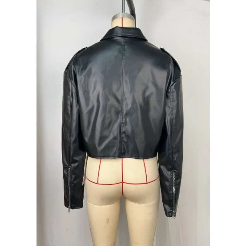 แจ็คเก็ตหนังครอปสำหรับผู้หญิง สไตล์สตรีทแวร์ ฤดูใบไม้ร่วง 2025 ใหม่ สีพื้นลำลอง สีดำ แขนยาว ติดกระดุม แจ็คเก็ตสั้น เสื้อคลุม