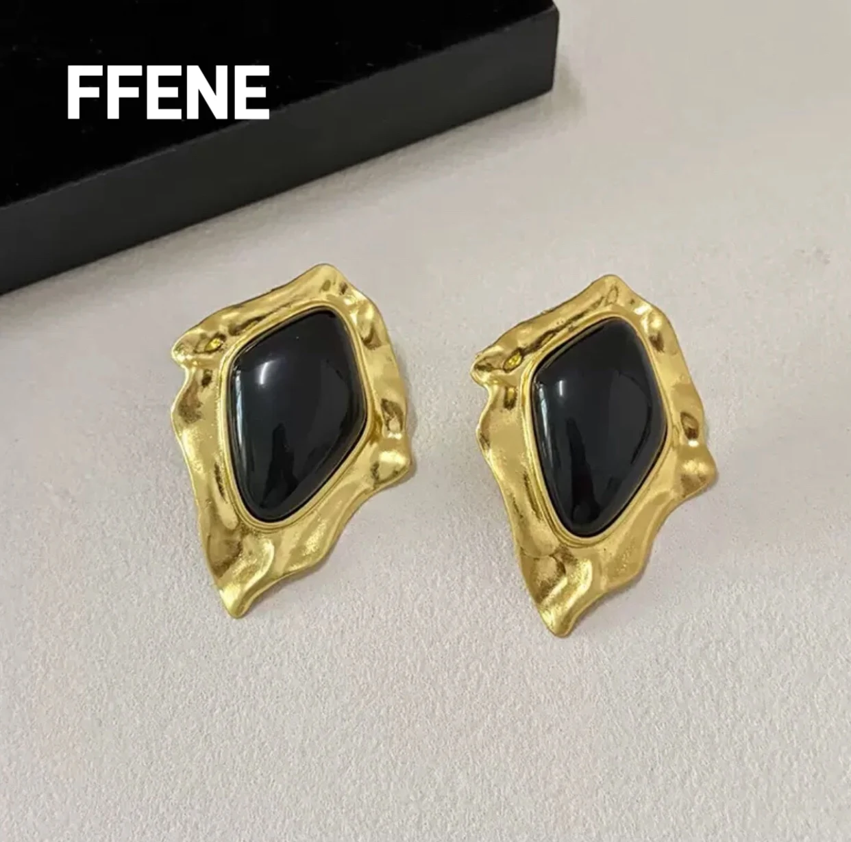 

[Personality] European and American retro luxurious high-end sense geometric leaf crease diamond-shaped gem earrings fashionable
