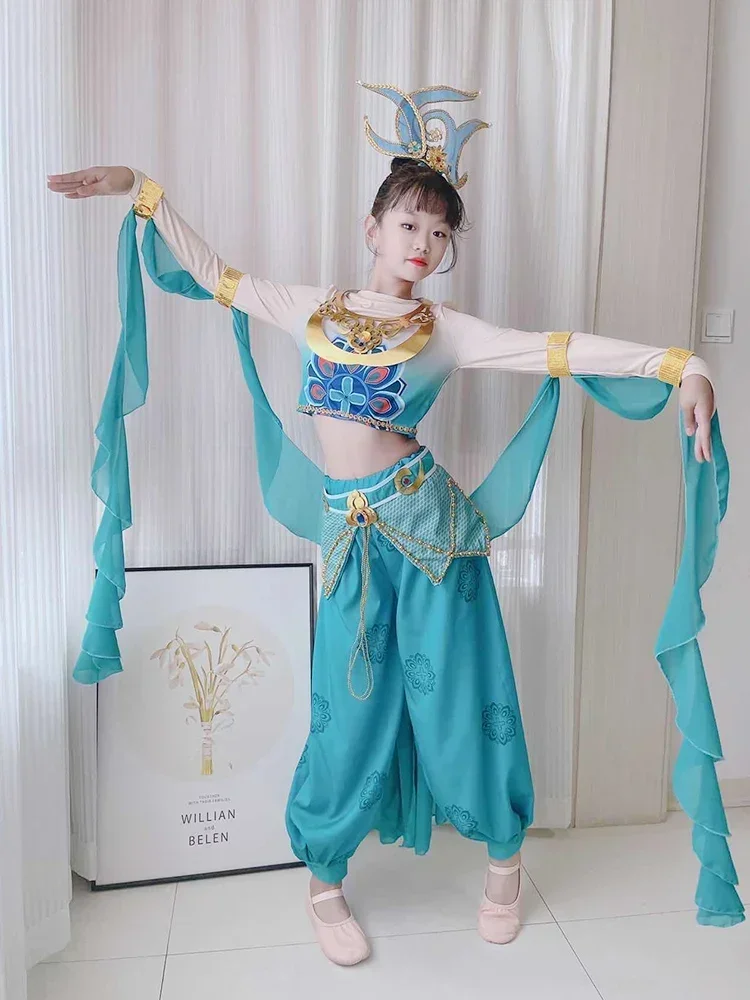 

Girls flying Dunhuang performance costume Female college girls national Classical dance Pipa performance