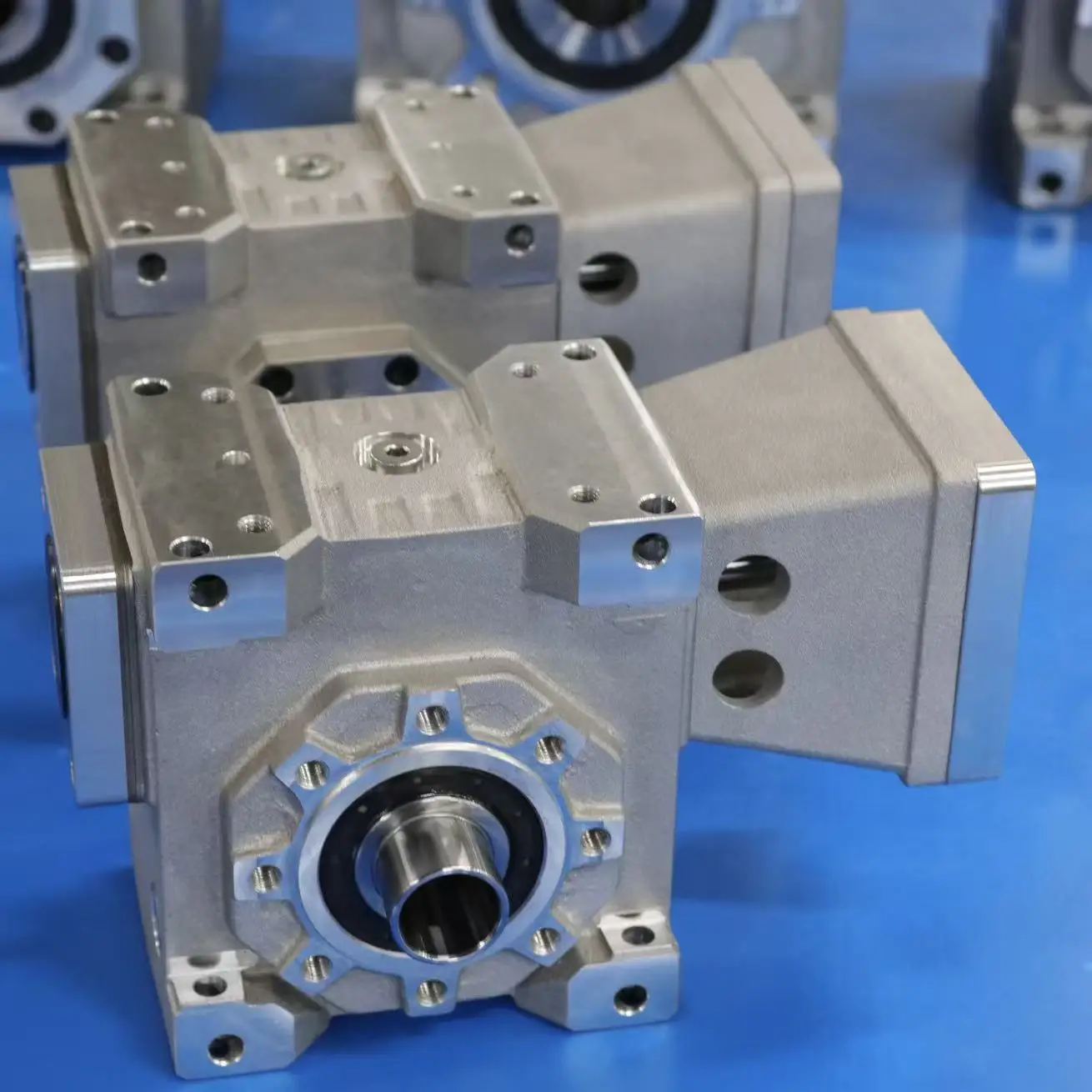 Space-saving right-angle worm reducer with universal mounting bracket
