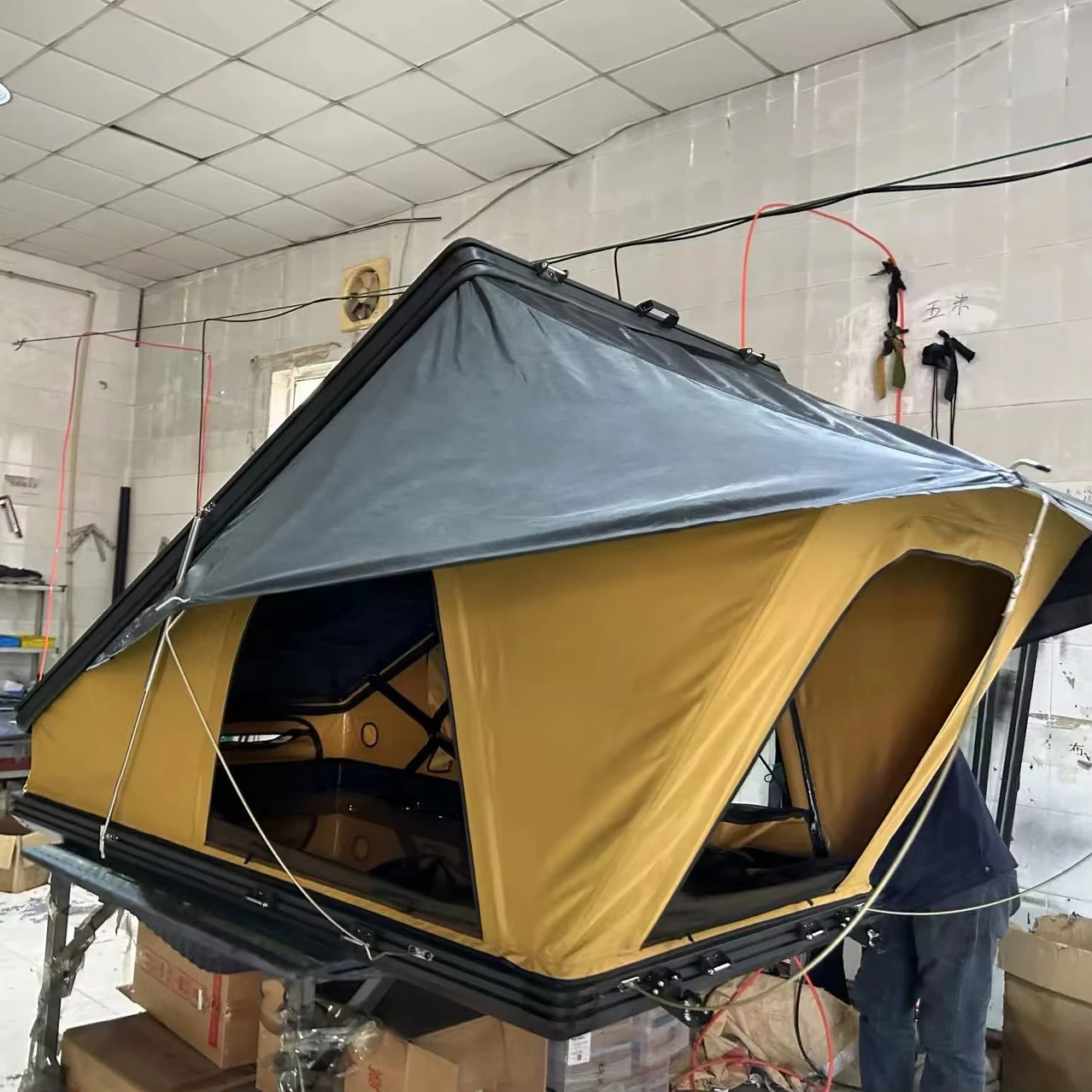 

Lightweight Triangle Hardshell Roof Tent Clamshell Rooftop Tent 2 Person Aluminum Car Camping Hard Shell Roof Top Tent