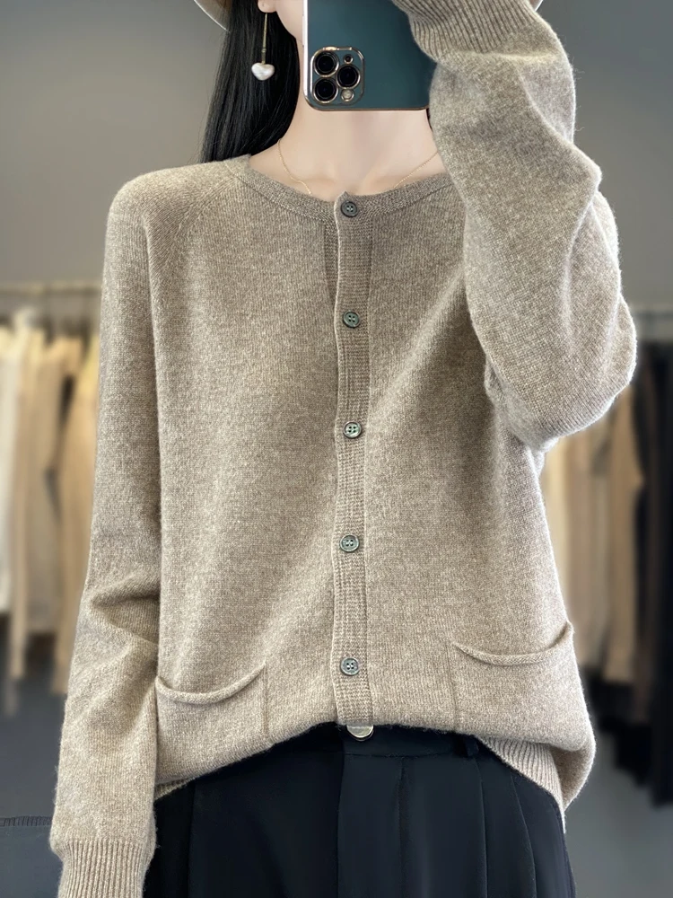 เสื้อคลุมคาร์ดิแกนไหมพรมถักแบบหลวม แขนยาว ทรงโอเวอร์ไซส์ สำหรับผู้หญิง ดีไซน์ช่วยให้ดูผอมเพรียว สไตล์ลำลอง เหมาะสำหรับใส่ไปทำงาน ผ้าเนื้อนุ่ม