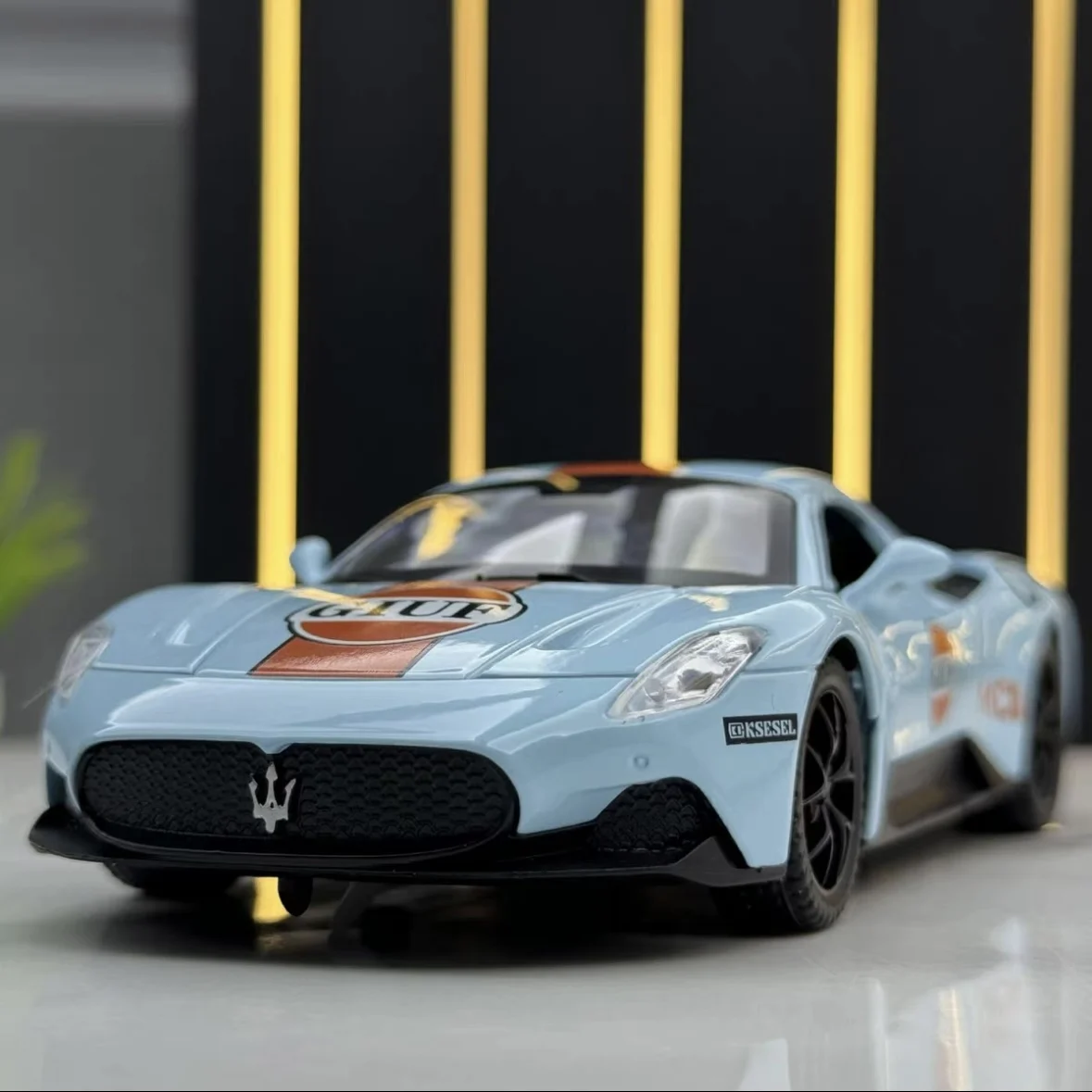 

1:32 Maserati MC20 painted alloy sports car model decorations for children's toys and gifts