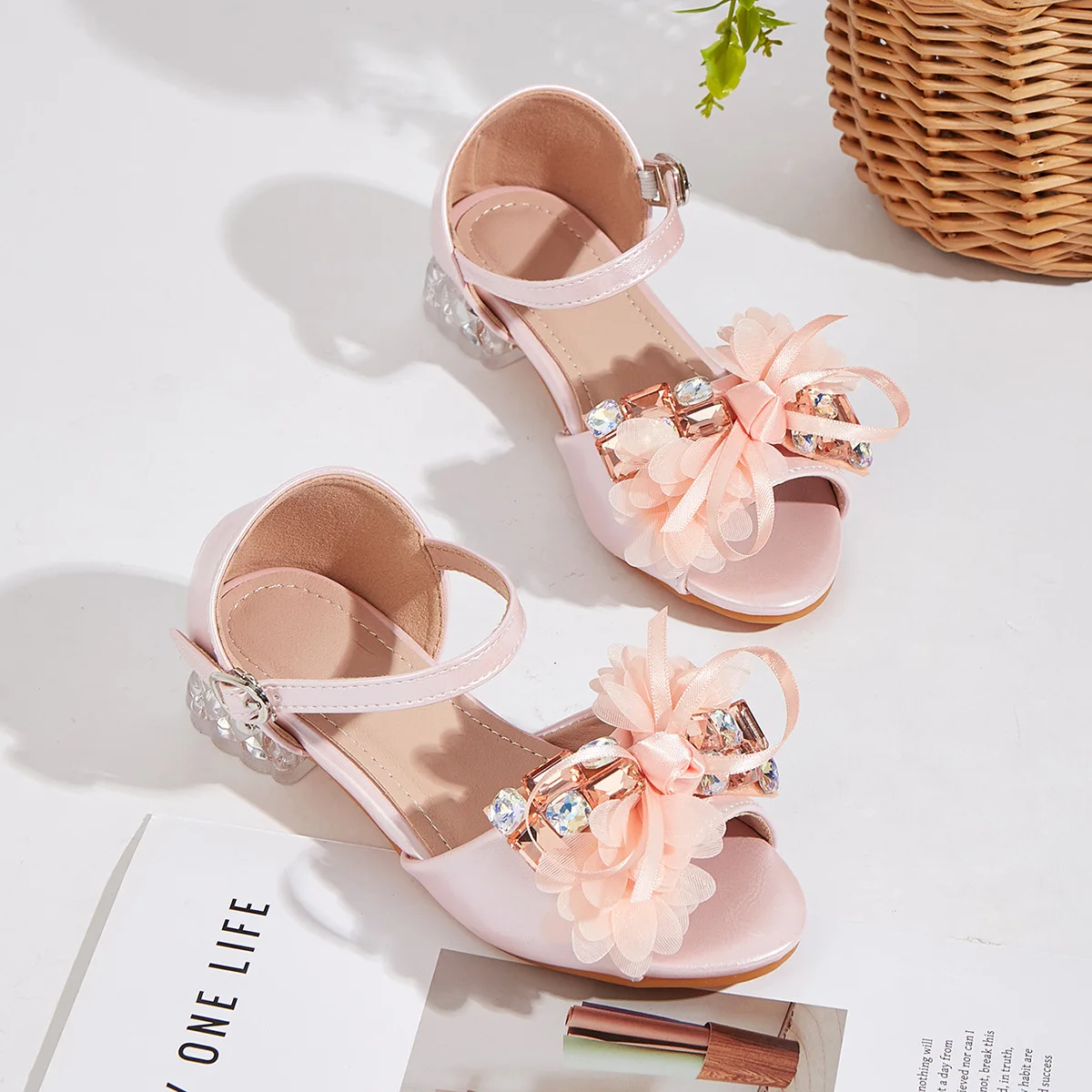 

Новые детские туфли на высоком каблуке для девочек, весна 2026: модные босоножки с бантом и кристаллами, мягкая подошва, нескользящие, для вечеринок и повседневной носки