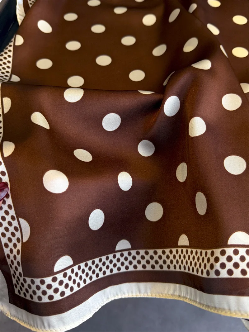 2026 Neue Luxusmarke Gepunkteter Quadratischer Seidenschal für Damen Hijab Haarbänder 70cm Halstuch Weiblicher Satin-Schal Stirnband – Detail 3